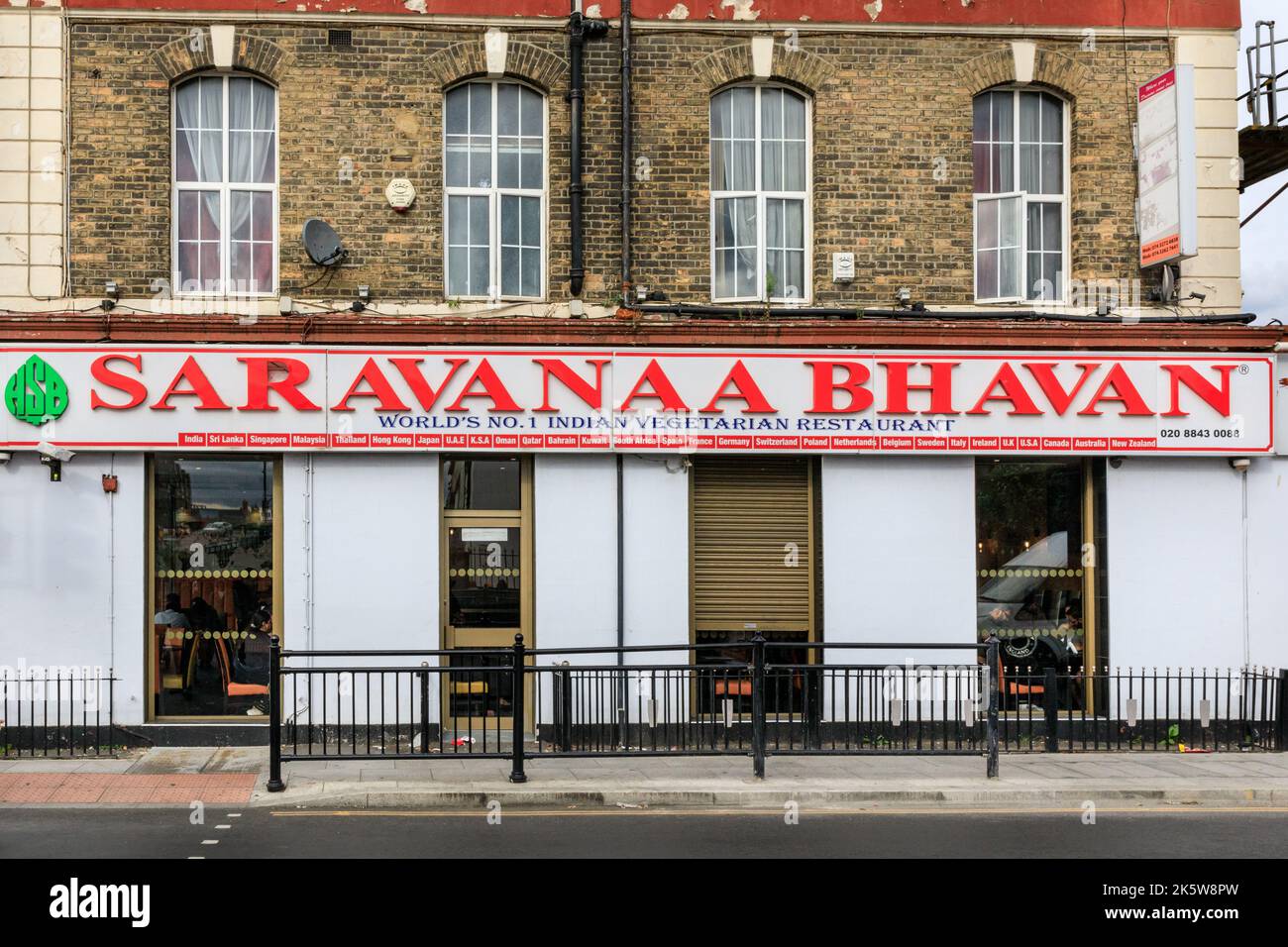 Saravanaa Bhavan, ristorante indiano vegetariano esterno, Southall, West London, Inghilterra, Regno Unito Foto Stock