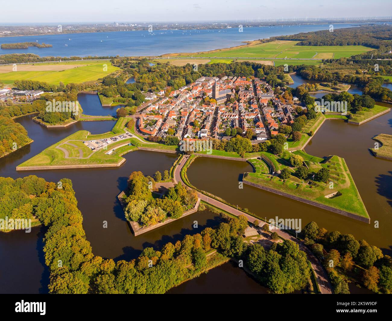 Punto di vista del drone sulla città fortificata di Naarden, Nord-Olanda, Paesi Bassi il giorno di autunno soleggiato. Naarden ha ottenuto i diritti di città nel 1300. Foto Stock