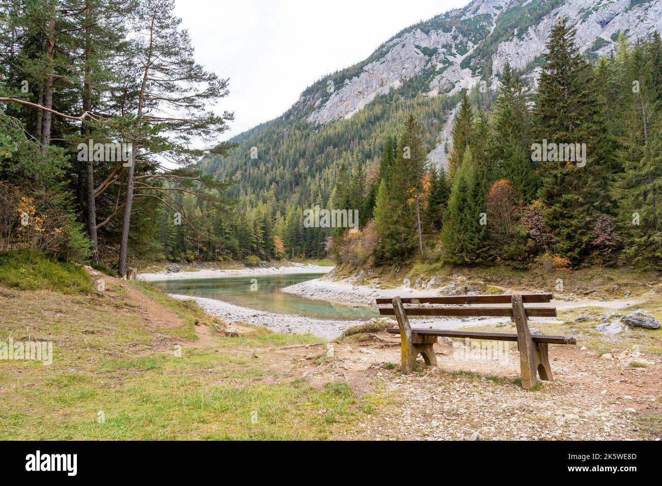 Panca per rilassarsi di fronte al Lago Verde a St. Katharein Tragöß, Stiria, Austria Foto Stock