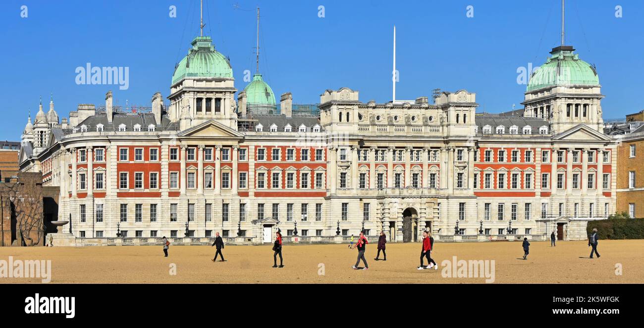 Admiralty Extension un edificio storico in mattoni rossi di pietra bianca persone che camminano attraverso la ghiaia su Horse Guards Parade Ground Westminster Londra Inghilterra Foto Stock