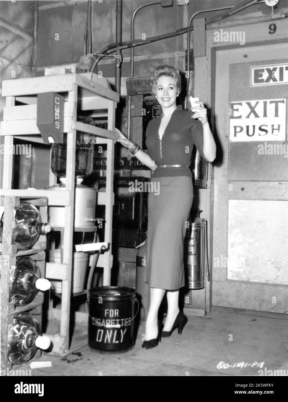 KIM NOVAK in scena durante le riprese del REGISTA PUSHOVER 1954 RICHARD QUINE Gowns Jean Louis Columbia Pictures Foto Stock