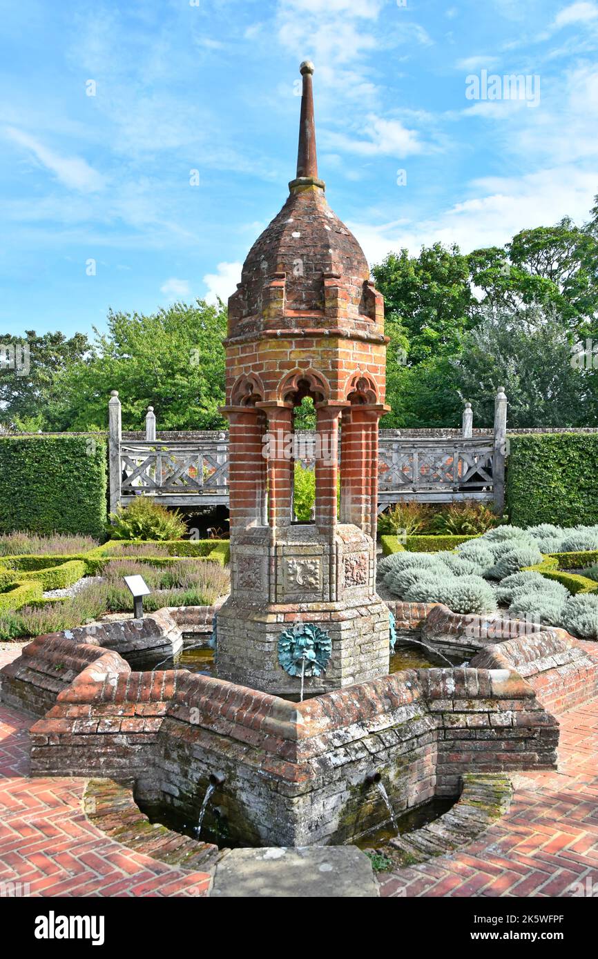 Giardino murato Tudor al Tempio di Cesting creato originariamente c.1600 nuovo garden1996 & caratteristiche fontana in mattoni con piattaforma di visualizzazione del giardino oltre Essex UK Foto Stock