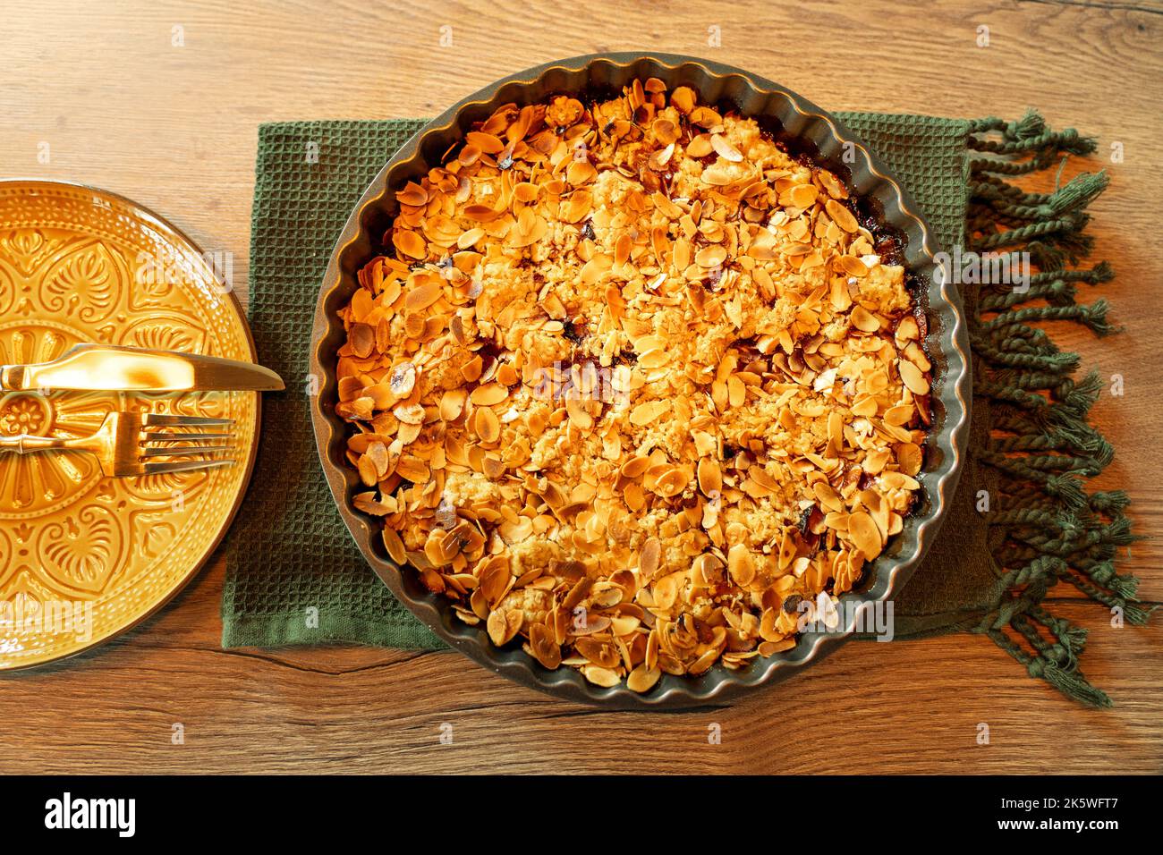 crumble di crumble di autunno della torta piatta stesa con le fette di mandorla Foto Stock