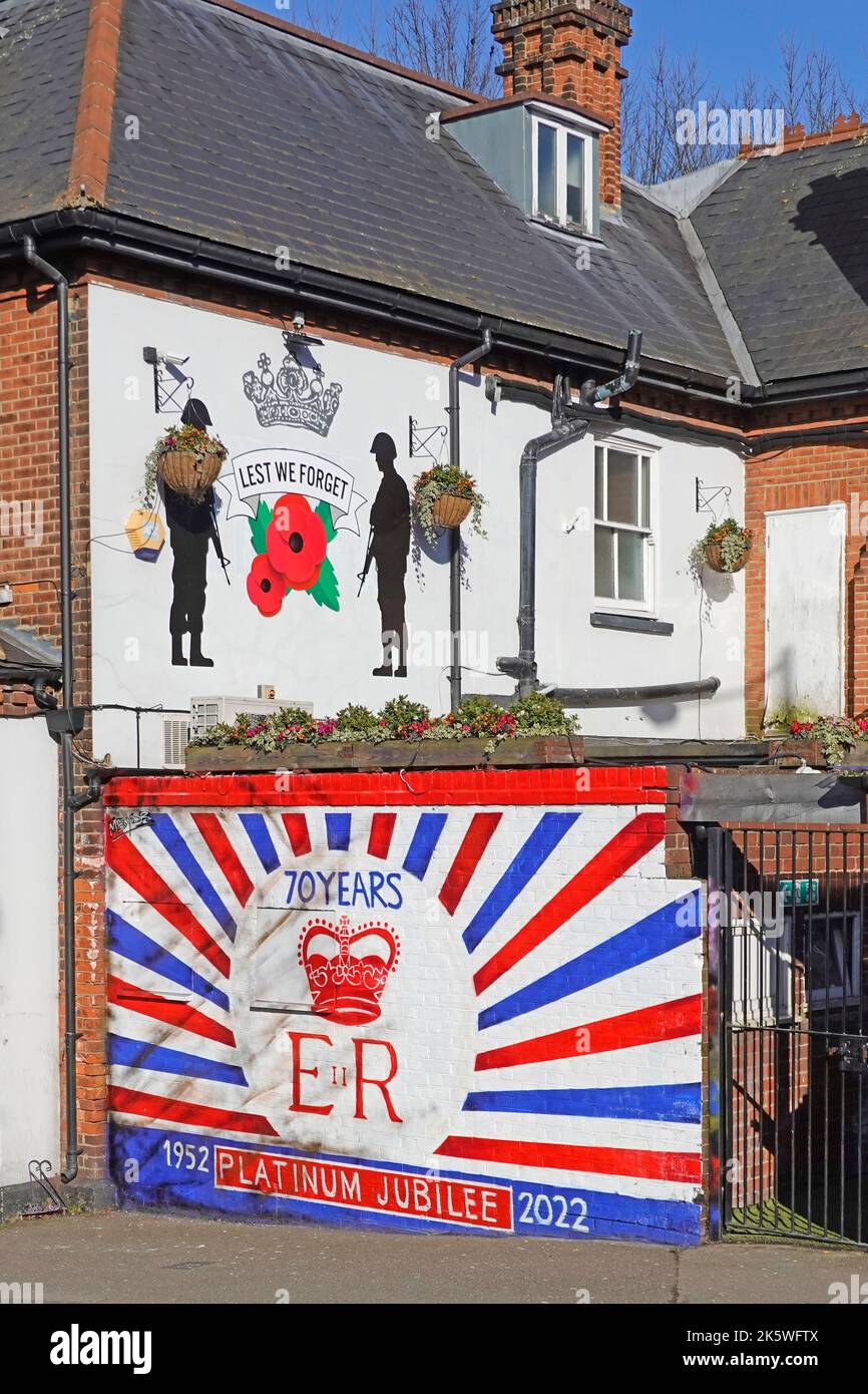 Billericay High Street The Crown Public House with Lest dimentichiamo il murale dei soldati papavero e la regina Elizbeth II Platinum e R Tribute dipinta sul muro UK Foto Stock