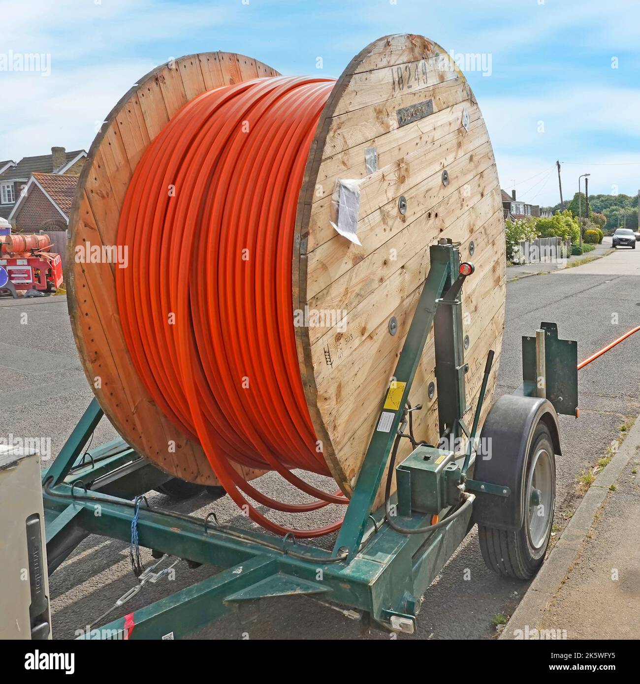 Tamburo per cavi legno lati montati su rimorchio rimorchiabile nuova fibra ottica a banda larga fornitura di infrastrutture per villaggi residenziali Essex UK Foto Stock