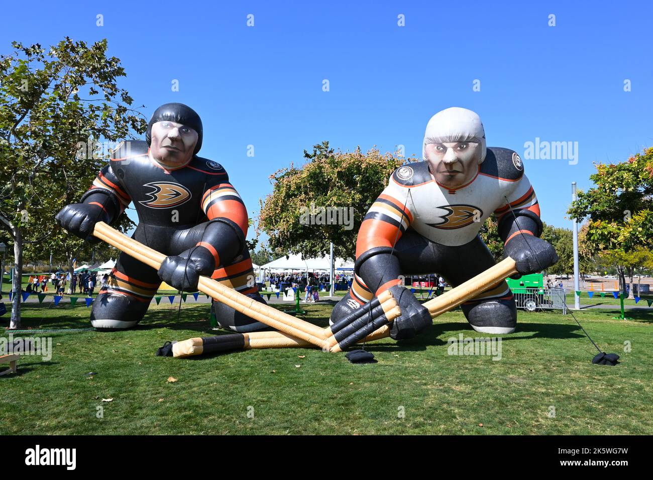 IRVINE, CALIFORNIA - 08 OTT 2022: Giocatori gonfiabili di hockey delle anaheim Ducks all'Irvine Global Village Festival, evento annuale tenuto al Great Par Foto Stock