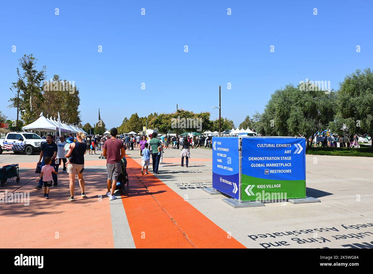 IRVINE, CALIFORNIA - 08 ottobre 2022: Le persone visitano le mostre lungo la linea temporale al Festival del villaggio globale di Irvine presso l'Orange County Great Park. Foto Stock