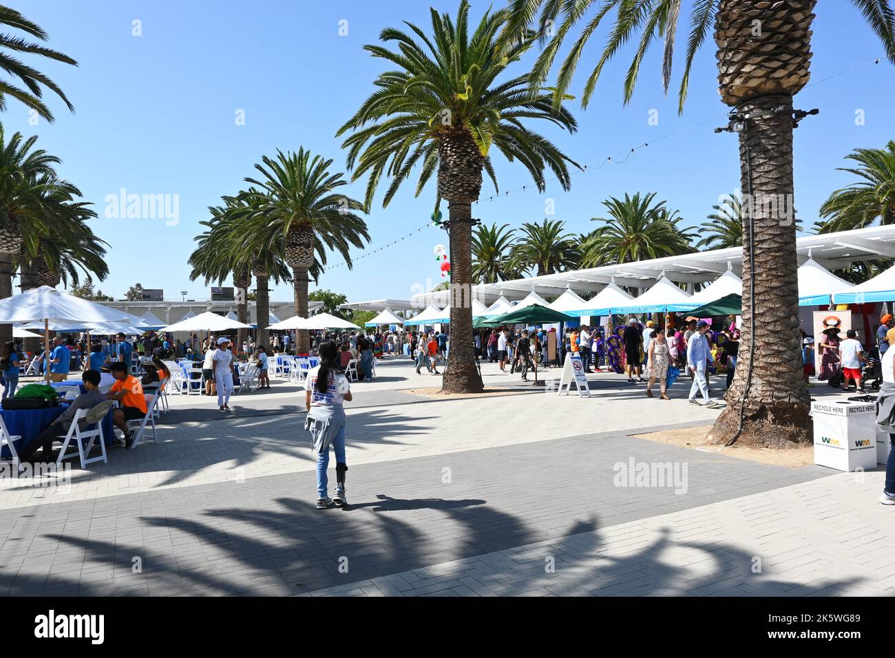 IRVINE, CALIFORNIA - 08 ottobre 2022: Persone e mostre al Festival del villaggio globale di Irvine nel Palm Court del Great Park della contea di Orange. Foto Stock