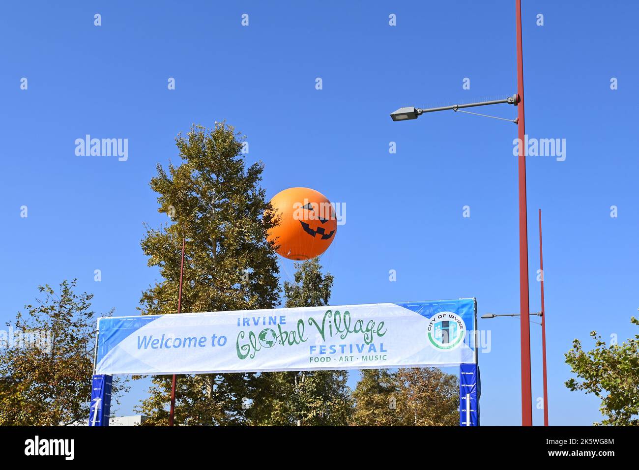 IRVINE, CALIFORNIA - 08 OTT 2022: Banner per il Festival del Villaggio Globale di Irvine con la Balloon del Grande Parco decorata per Halloween Foto Stock