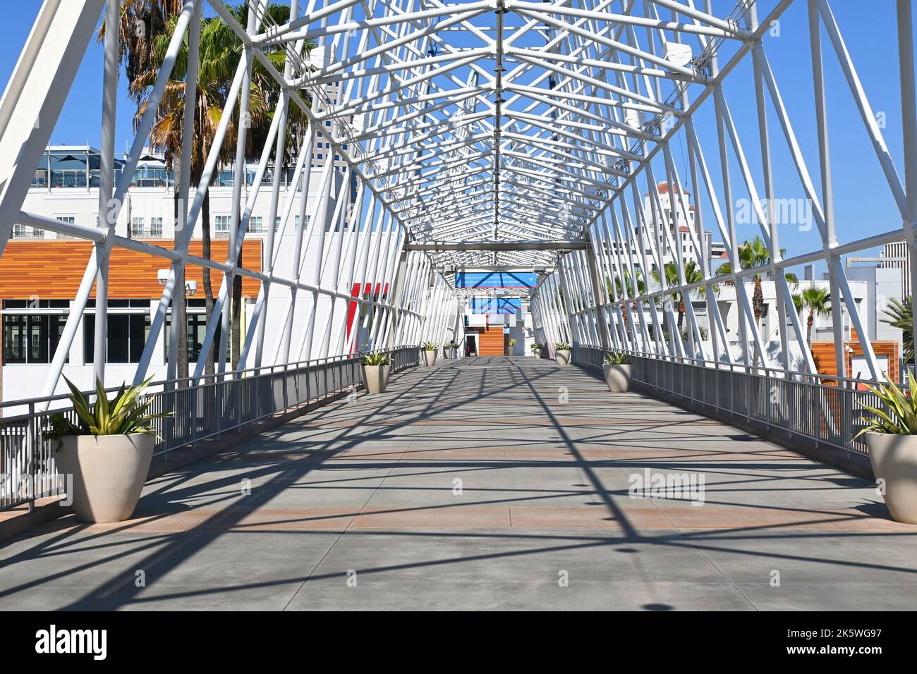 LONG BEACH, CALIFORNIA - 04 ottobre 2022: Ponte pedonale su Shoreline Drive. Collegando il Pike con il Villaggio Shoreline. Il ponte imita il ciclone Foto Stock