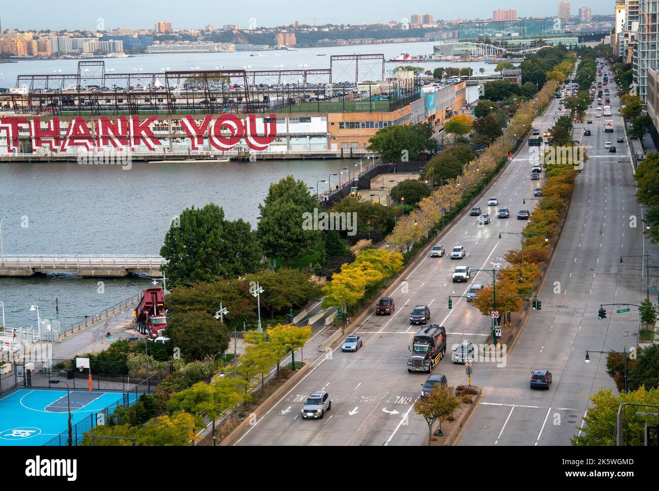 Guardando verso nord da Tribeca verso Little Island la mattina presto in autunno, il traffico su West Street, un'autostrada dello stato di New York, era relativamente leggero. Foto Stock