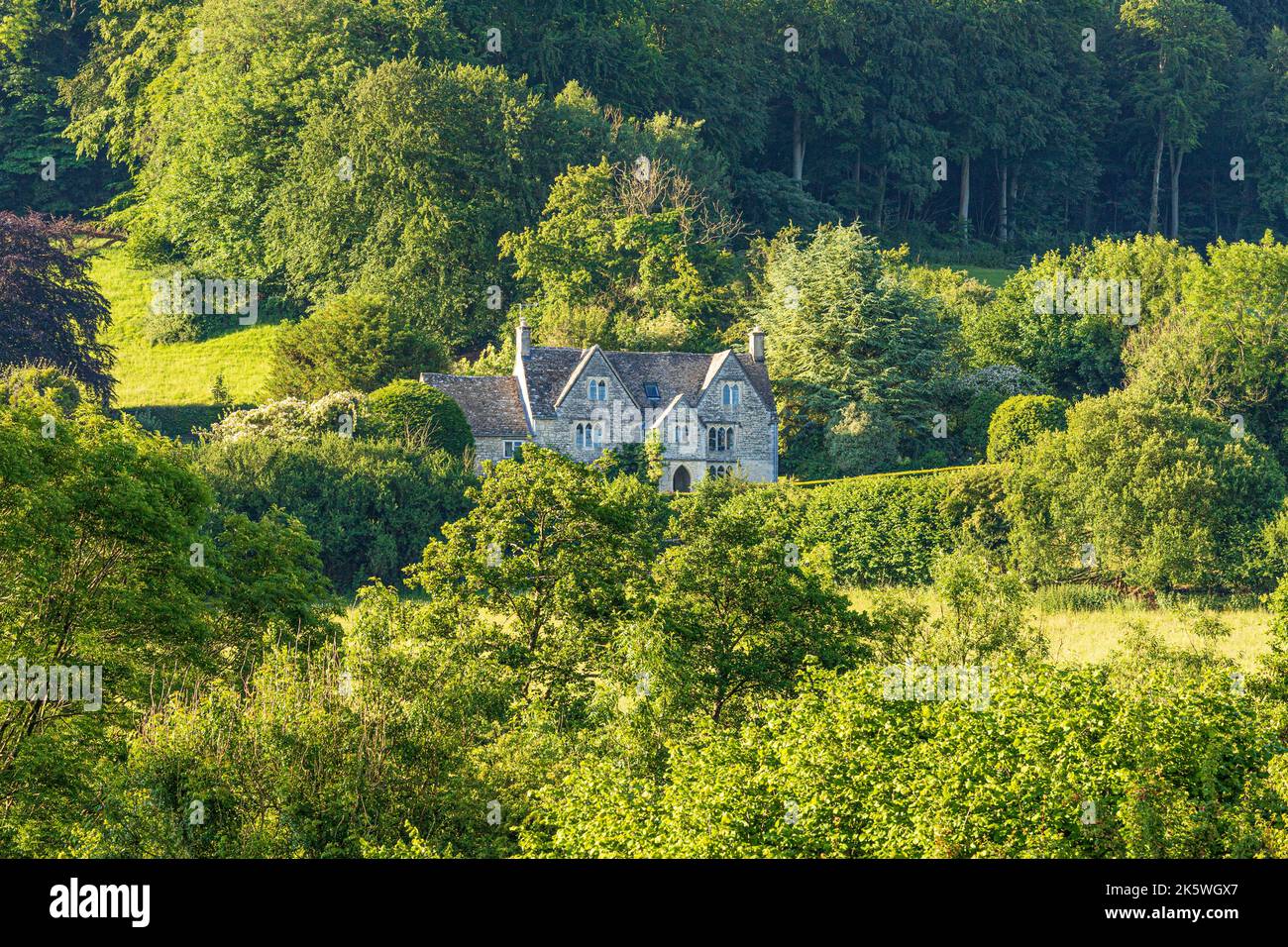 La mattina presto la luce del giorno di Midsummers (21st giugno) su 17th Century Abbey Farm nelle Cotswolds al Vatch vicino Stroud, Gloucestershire, Inghilterra UK Foto Stock