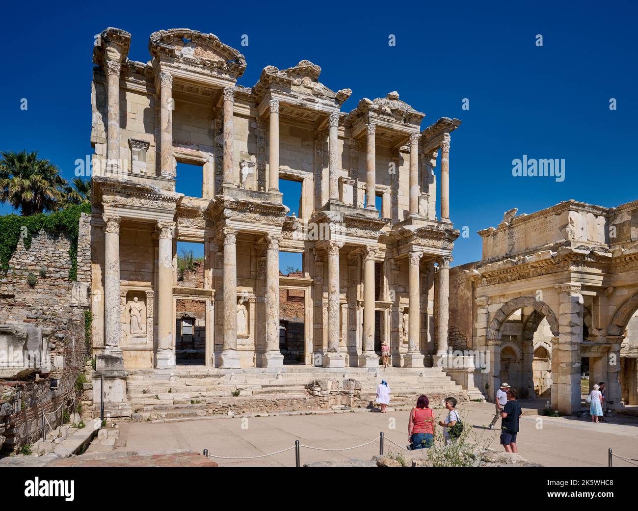 Turisti di fronte alla Biblioteca di Celso, sito archeologico di Efeso, Selcuk, Turchia Foto Stock