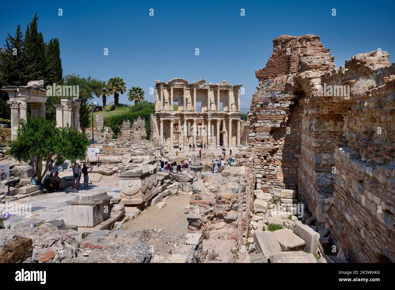 Turisti di fronte alla Biblioteca di Celso, sito archeologico di Efeso, Selcuk, Turchia Foto Stock