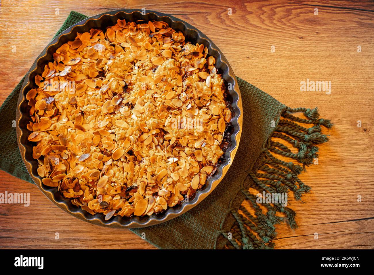crumble di crumble di autunno della torta piatta stesa con le fette di mandorla Foto Stock
