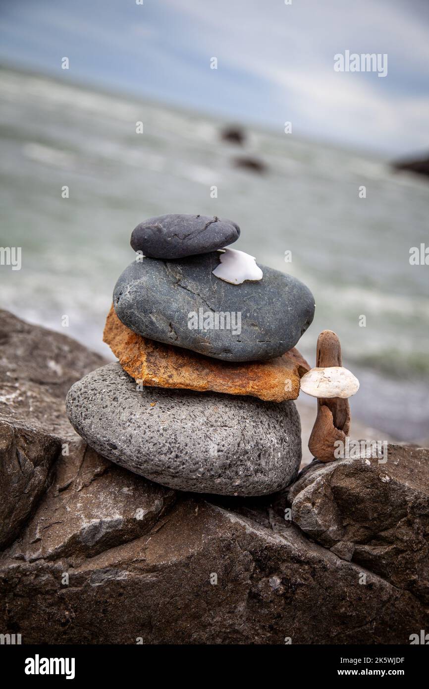 Cairn sulla riva di una spiaggia della California settentrionale Foto Stock