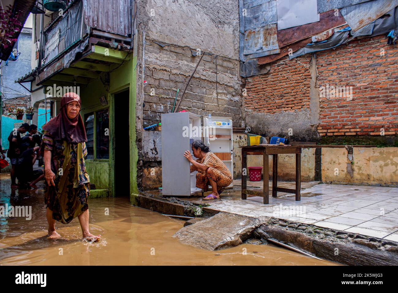 Giacarta, Indonesia. 10th Ott 2022. I residenti stanno pulendo gli elettrodomestici durante il periodo successivo. Le inondazioni hanno colpito 68 aree di Giacarta a causa dello straripamento del fiume Ciliwung. (Foto di Faisal Ramadhan/SOPA Images/Sipa USA) Credit: Sipa USA/Alamy Live News Foto Stock