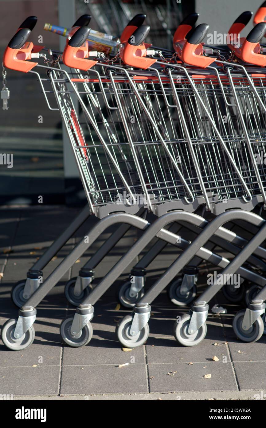 Immagine simbolica: Shopping in supermercato: Carrelli spinti insieme Foto Stock