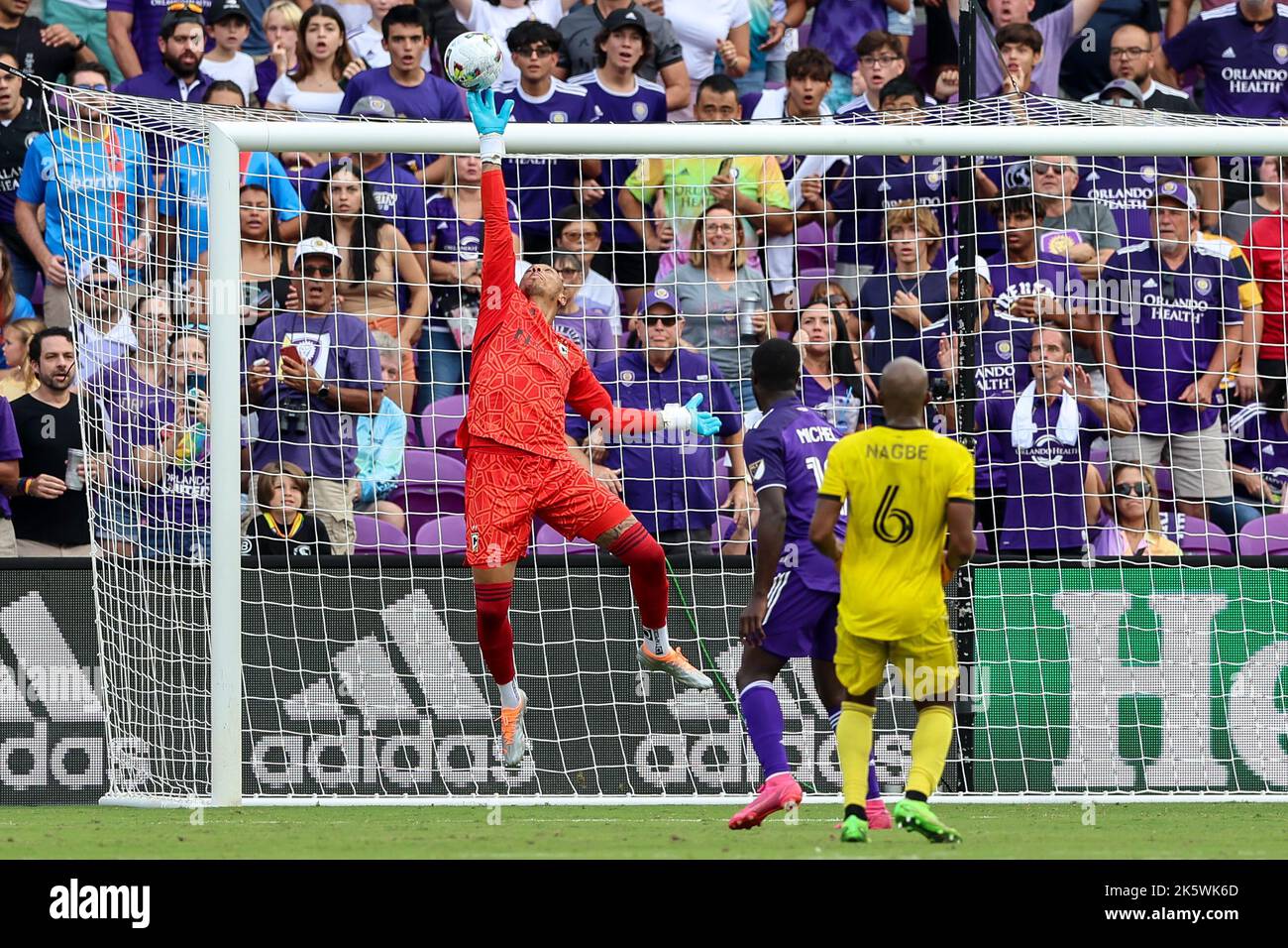 9 ottobre 2022: Il portiere della squadra Columbus ELOY ROOM (1) risparmia saltando durante la partita di calcio tra Orlando City e Columbus Crew all'Exploria Stadium di Orlando, Florida, il 9 ottobre 2022. (Credit Image: © Cory Knowlton/ZUMA Press Wire) Foto Stock