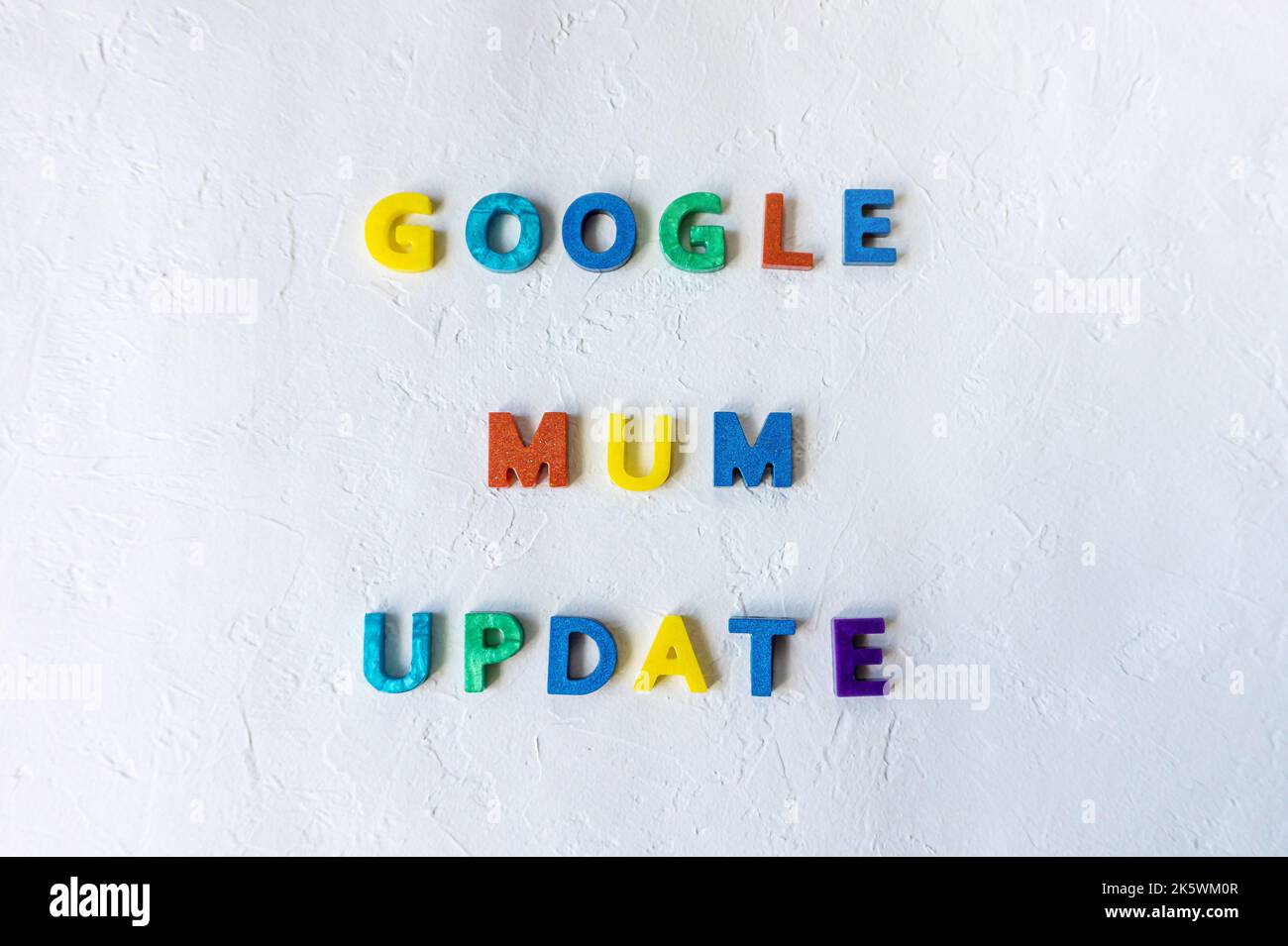 Google Mum Update segno su sfondo bianco. Nuovo aggiornamento del core dell'algoritmo di ricerca. Abbreviazione di modello unificato multitasking. Varsavia, Polonia - 10 ottobre 2022. Foto Stock