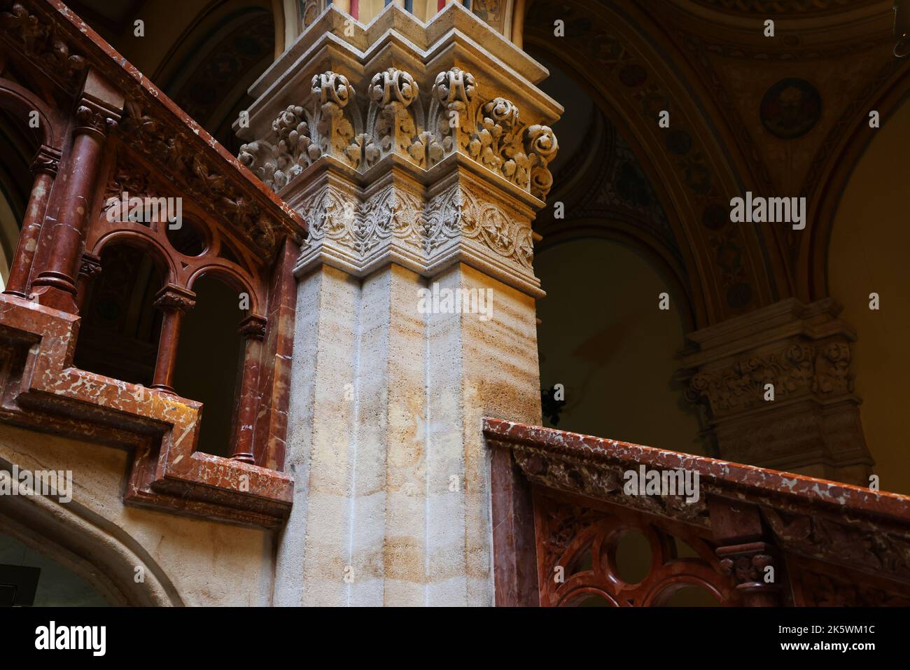 Palais Ferstel, Cafe Central, Wien, im historischen ambiente eines Wiener Cafehauses einen Viaker oder Schwarzen geniessen und in Gedanken schwelgen Foto Stock