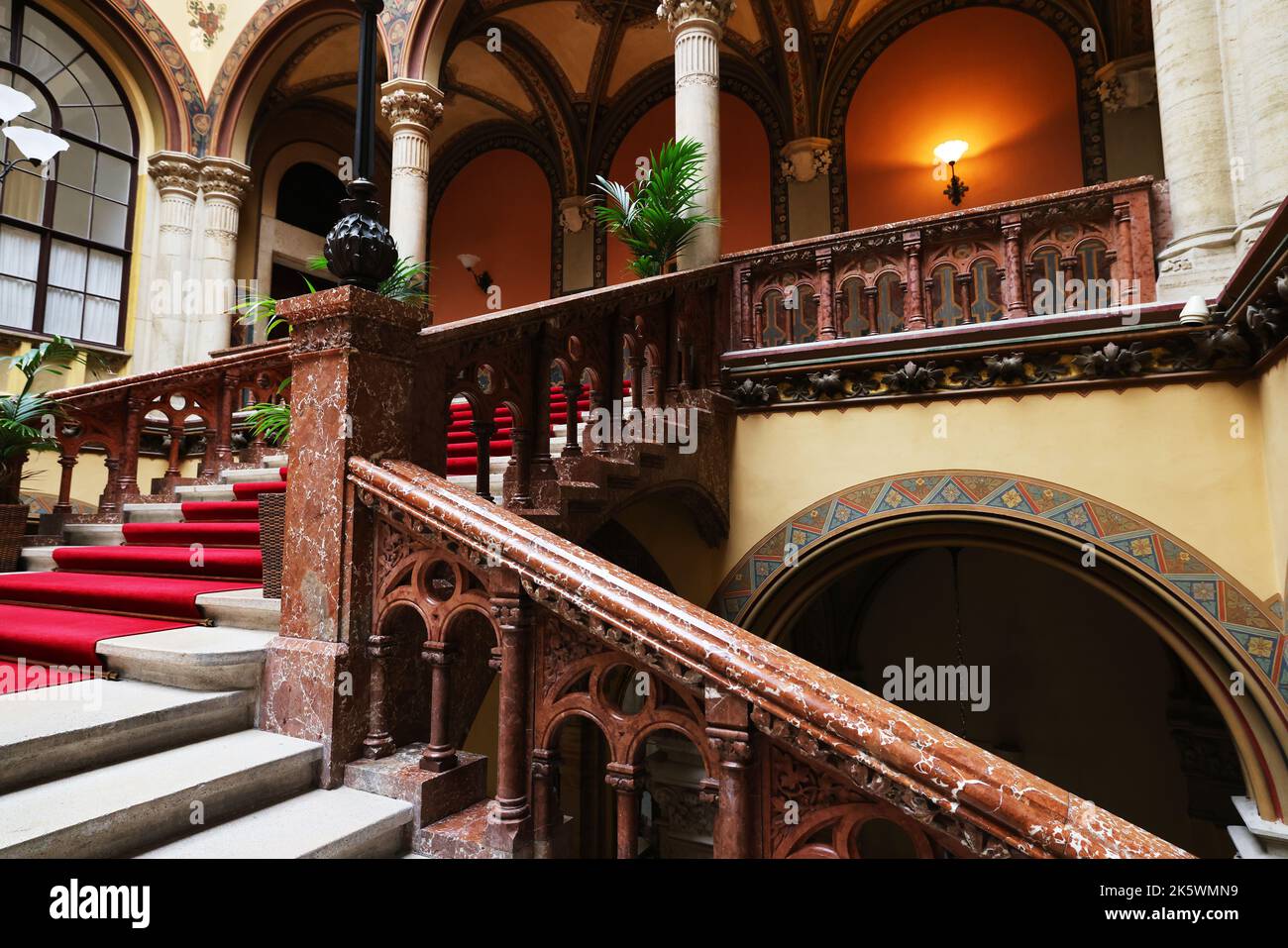 Palais Ferstel, Cafe Central, Wien, im historischen ambiente eines Wiener Cafehauses einen Viaker oder Schwarzen geniessen und in Gedanken schwelgen Foto Stock