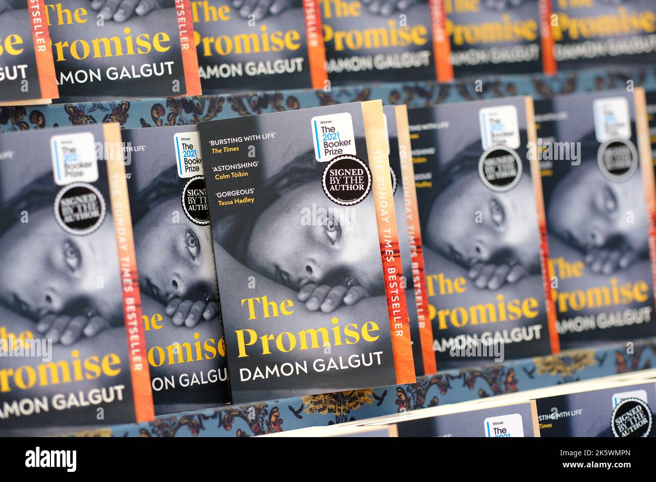 Cheltenham, Gloucestershire, Regno Unito – Lunedì 10th Ottobre 2022 – la promessa dell'autore Damon Galgut e vincitore del Premio Booker 2021 in mostra nella libreria del Cheltenham Literature Festival - Photo Steven May / Alamy Live News Foto Stock