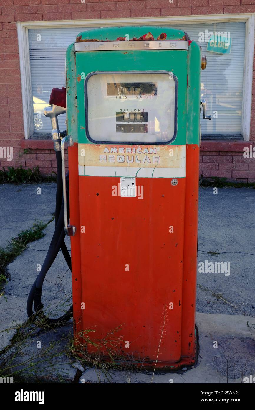 Pompa di benzina rossa immagini e fotografie stock ad alta risoluzione -  Alamy