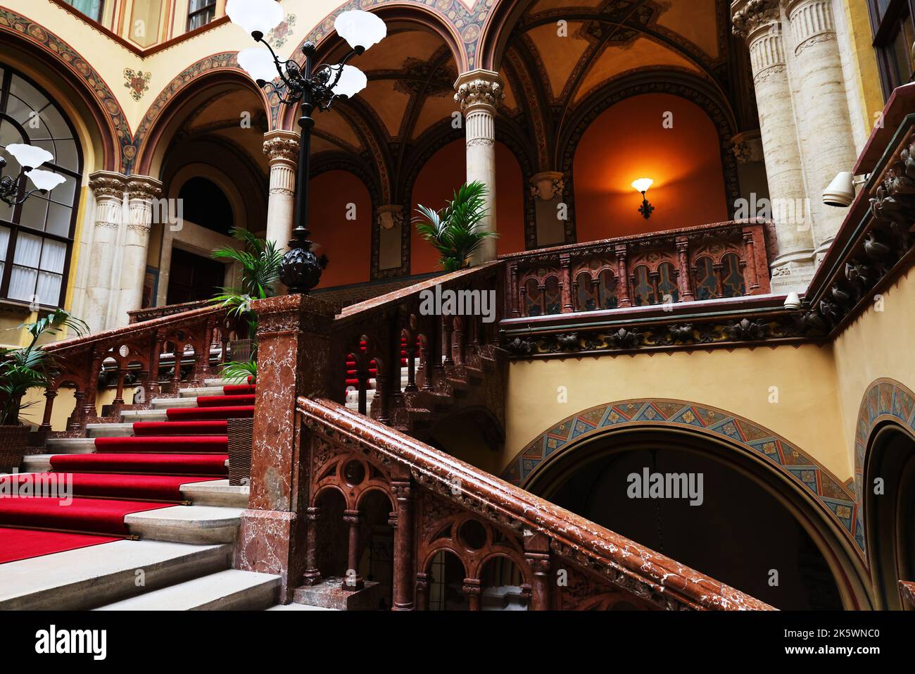 Palais Ferstel, Cafe Central, Wien, im historischen ambiente eines Wiener Cafehauses einen Viaker oder Schwarzen geniessen und in Gedanken schwelgen Foto Stock