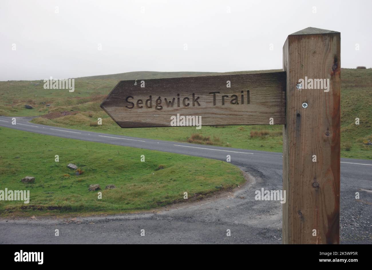 Segnaletica in legno per il sentiero geologico Adam Sedgwick dal parcheggio sull'High Point della A684 Garsdale Road fino al ponte di Danny e alla posta uno. Foto Stock