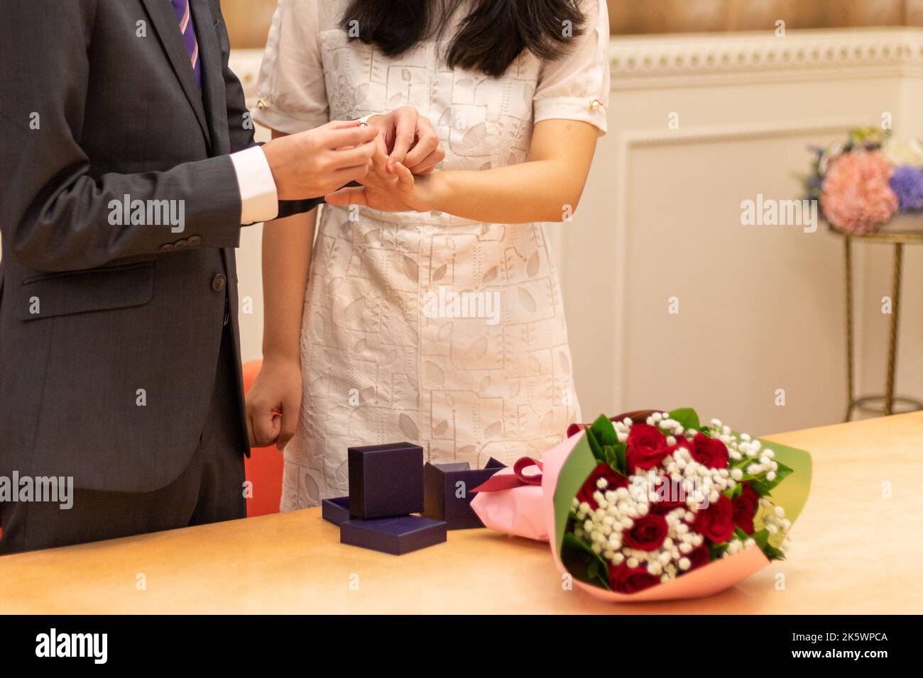 Sposa e sposo scambio anelli di matrimonio in chiesa durante la cerimonia di matrimonio cristiano Foto Stock