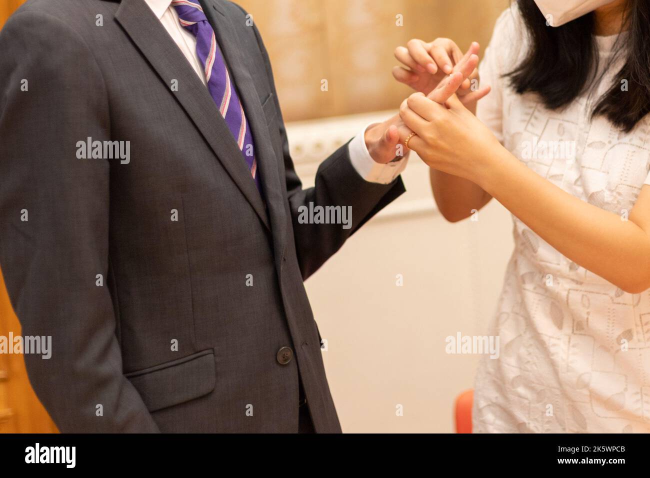 Sposa e sposo scambio anelli di matrimonio in chiesa durante la cerimonia di matrimonio cristiano Foto Stock