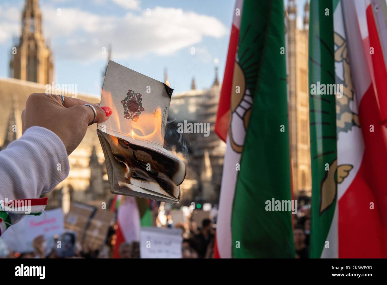 08.10.22 Mahsa Amini protesta iraniana, Westminster, Londra. Migliaia di iraniani hanno organizzato un'altra protesta a Londra per l'assassinio di Mahsa Amini da parte della polizia morale e contro il governo teocratico in Iran. Una giovane donna ha bruciato e poi strappato il suo passaporto iraniano. Foto Stock