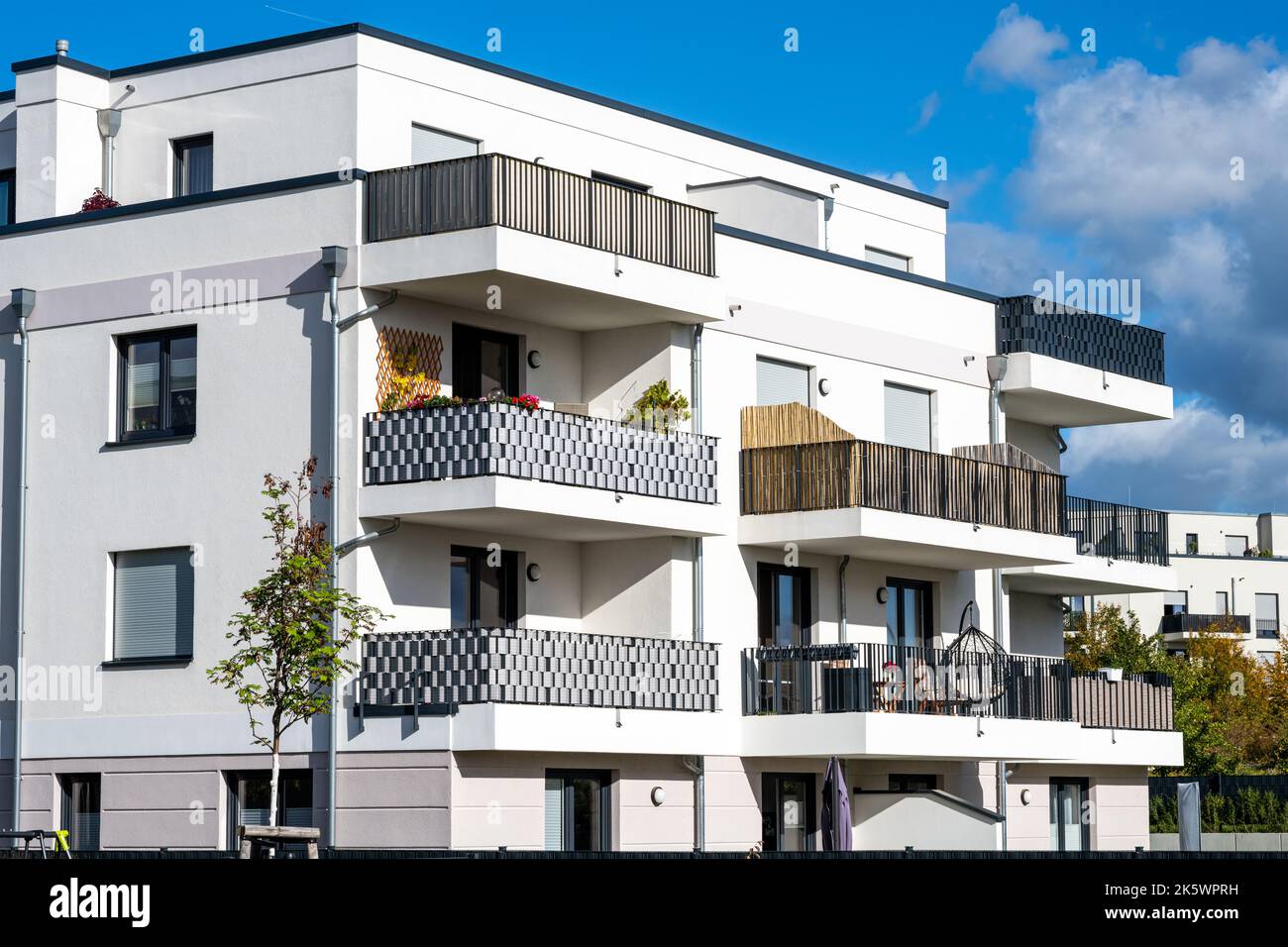 Piccolo edificio di appartamenti multi-famiglia visto a Berlino, Germania Foto Stock