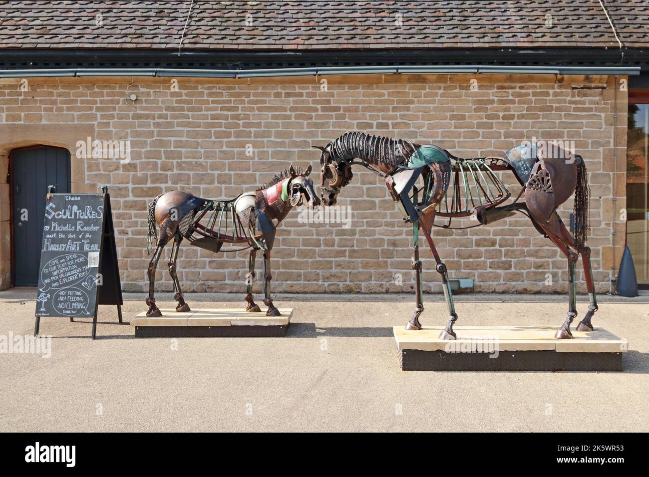 Sculture di cavalli, dell'artista Michelle Reader, all'inizio di Harley Art Trail, Abbazia di Welbeck Foto Stock