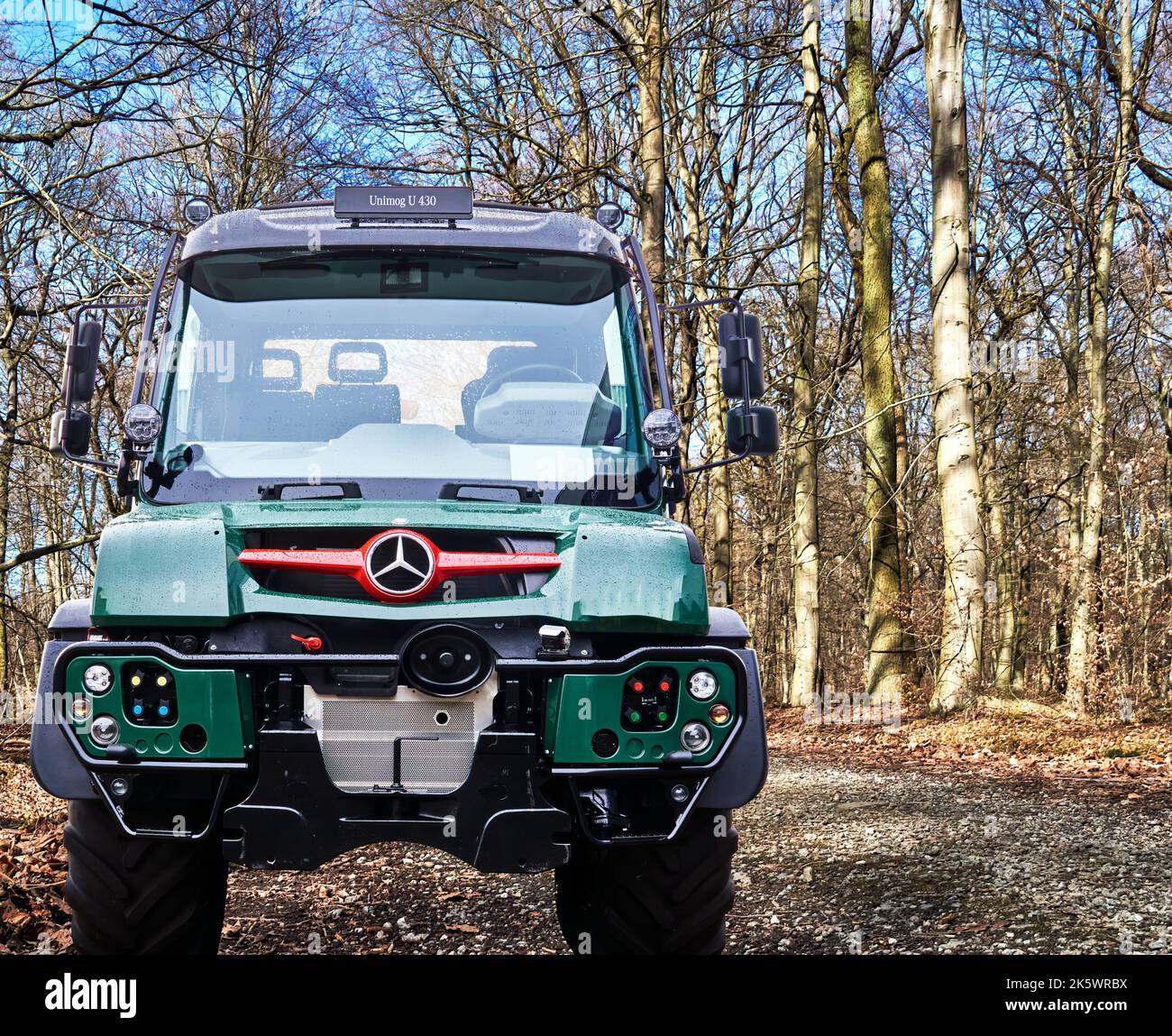Unimog U430 leggendario camion piccolo per terreni difficili da Mercedes Benz, composito in una strada forestale, Hannover, Germania, 24 settembre 2022 Foto Stock