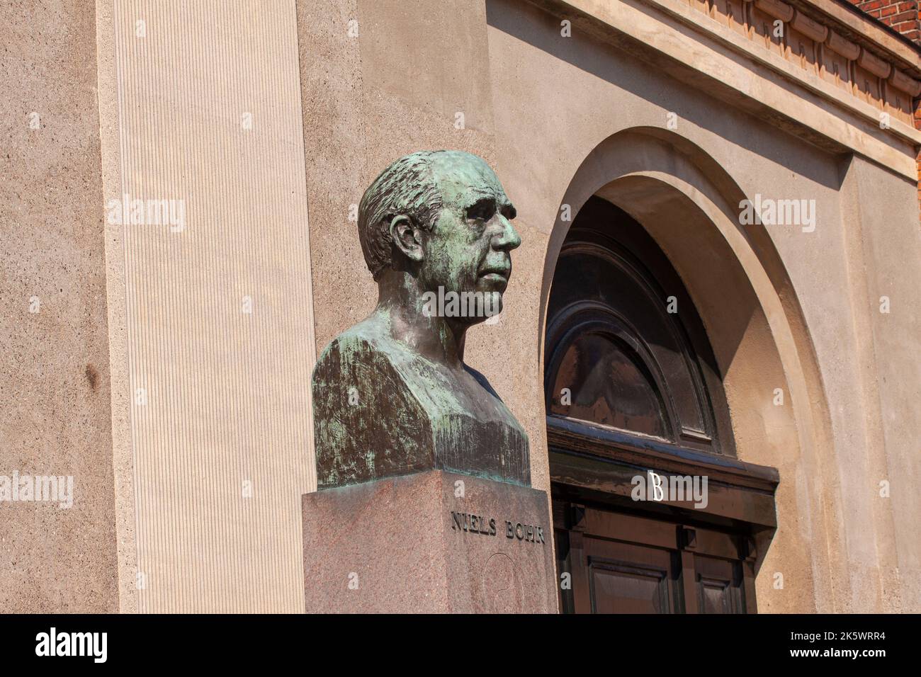 Statua di Niels Bohr presso l'Università di Copenaghen. Fisico danese che ha ricevuto il Premio Nobel per la fisica nel 1922 Copenaghen, Danimarca, agosto 18 Foto Stock