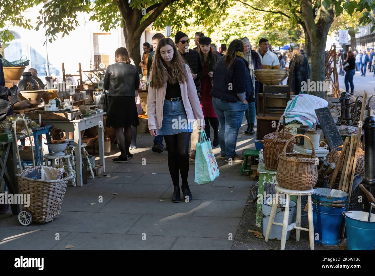 Cheltenham Antique and Vintage Market, lungo la Promenade, il centro di Cheltenham, Gloucestershire. Foto Stock