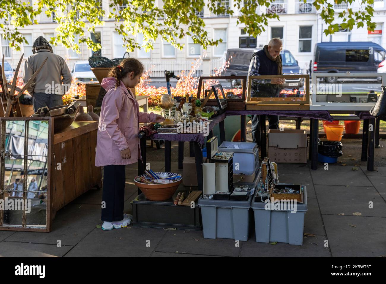 Cheltenham Antique and Vintage Market, lungo la Promenade, il centro di Cheltenham, Gloucestershire. Foto Stock
