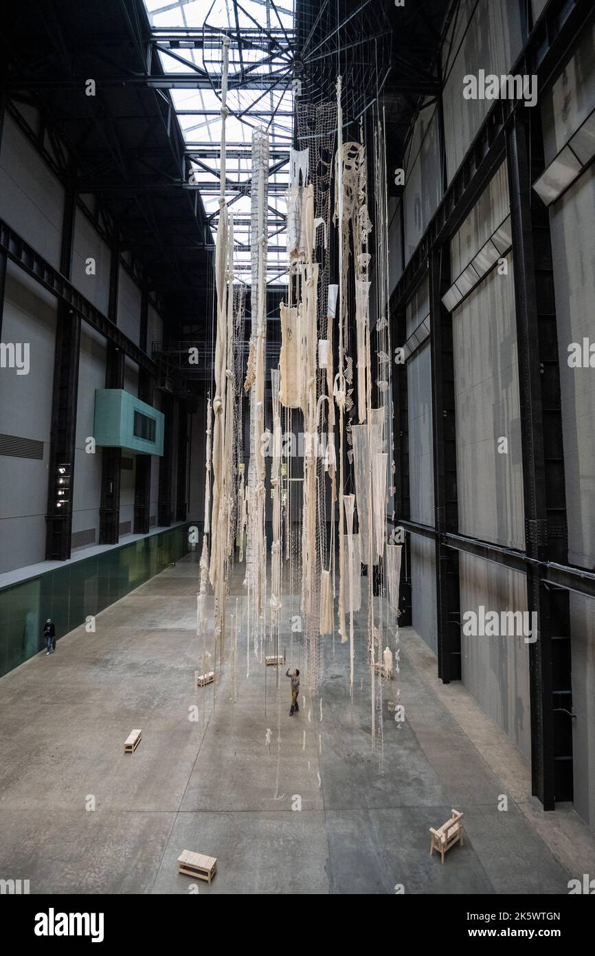 Londra, Regno Unito. 10 ottobre 2022. La presentazione della Commissione Hyundai di quest’anno nella sala turbine di Tate Modern di Cecilia Vicuña. L’installazione denominata ‘Brain Forest Quipu’ comprende due sculture di quipu alte 27 metri e continua il lavoro di lunga data dell’artista con l’antica tradizione andina della quipu ed è in mostra dal 11 ottobre 2022 al 16 aprile 2023. Credit: Stephen Chung / Alamy Live News Foto Stock