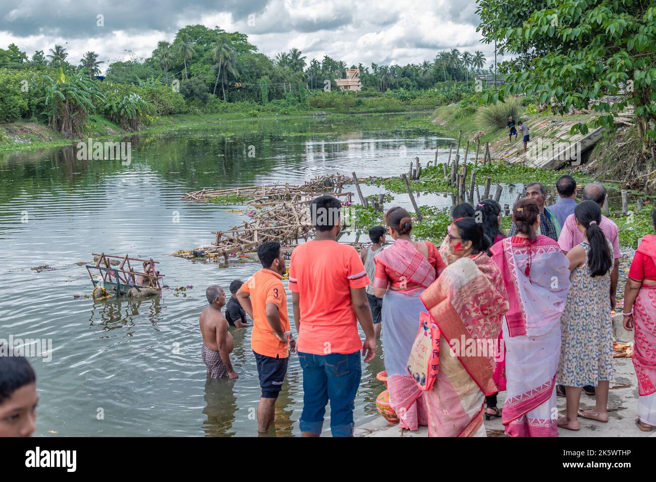 Inquinamento del fiume Ganges i guai aumentano con la conclusione di Durga Idol Immersion Foto Stock