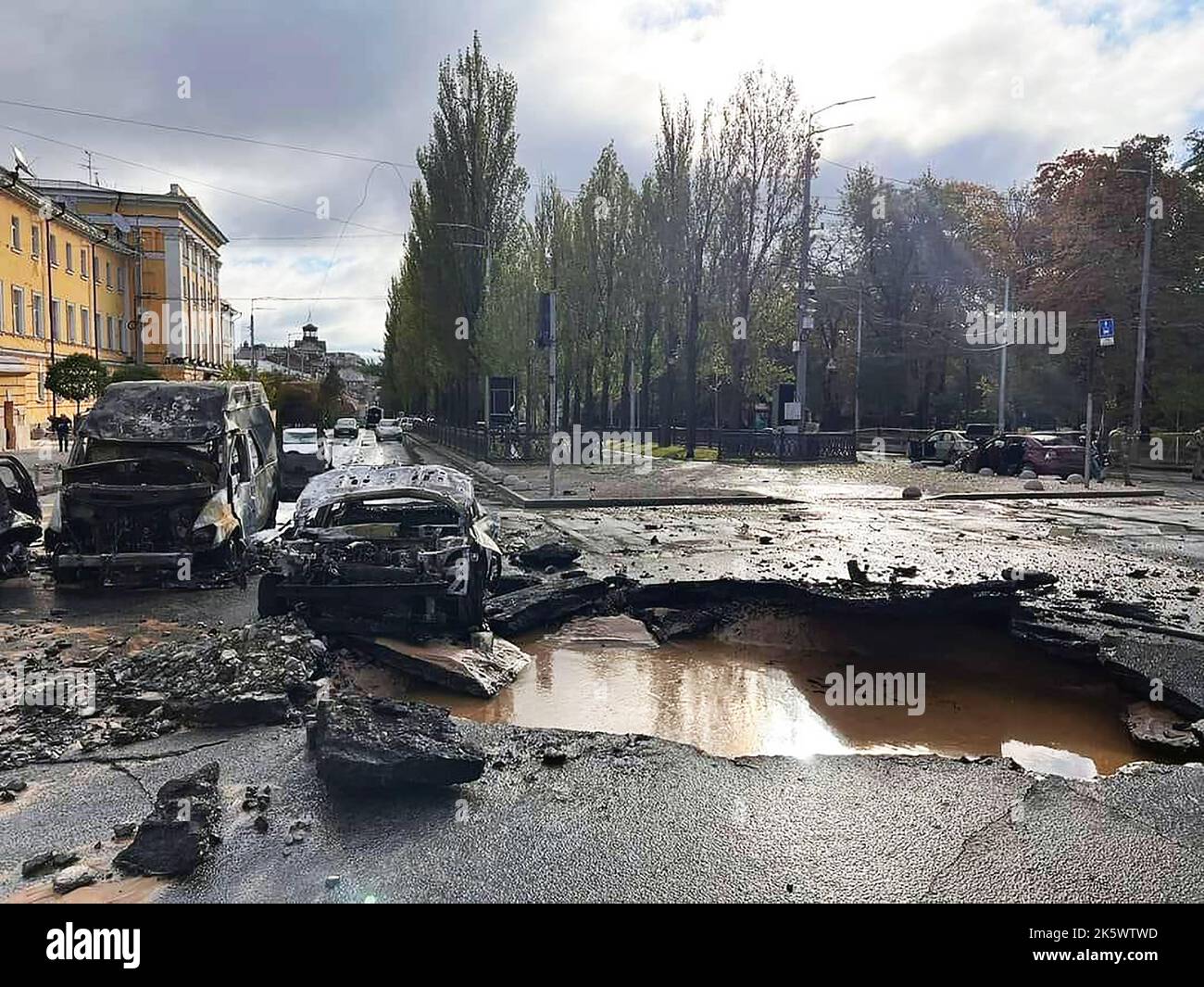 Kiev, Ucraina. 10th Ott 2022. Auto bruciate e sono viste al sito di un'esplosione a Kiev, Ucraina il 10 ottobre 2022. Almeno cinque persone sono state uccise e 12 feriti in scioperi missilistici russi nella capitale Ucraina Kyiv, la polizia ha detto. Photo by Ukrainian Police /UPI Credit: UPI/Alamy Live News Foto Stock