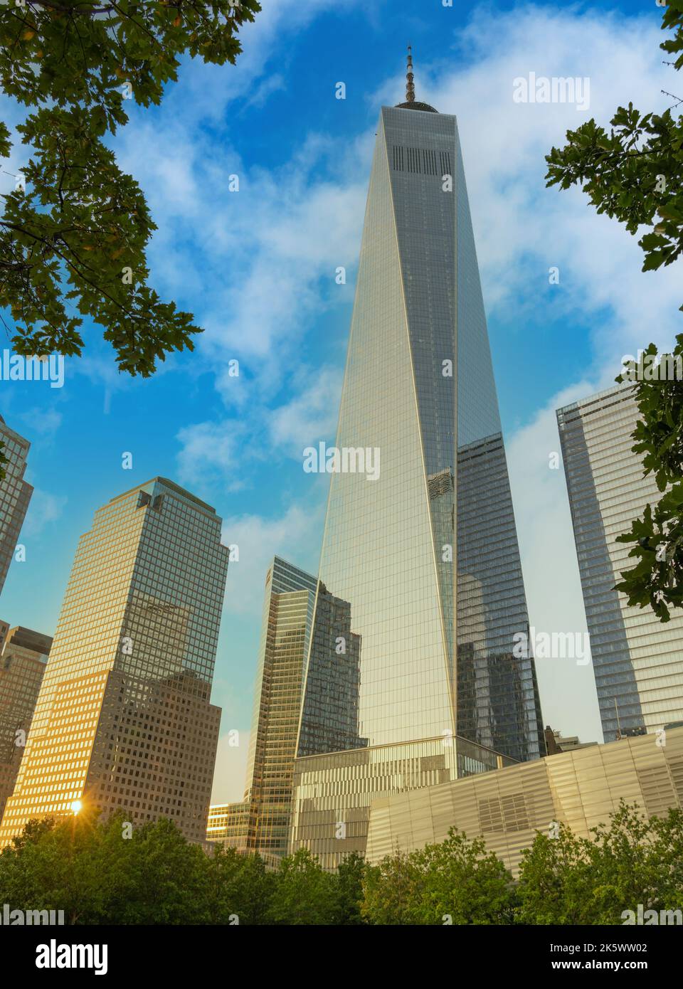 Grattacieli di New york con il centro commerciale mondiale che si costruisce contro le nuvole Foto Stock