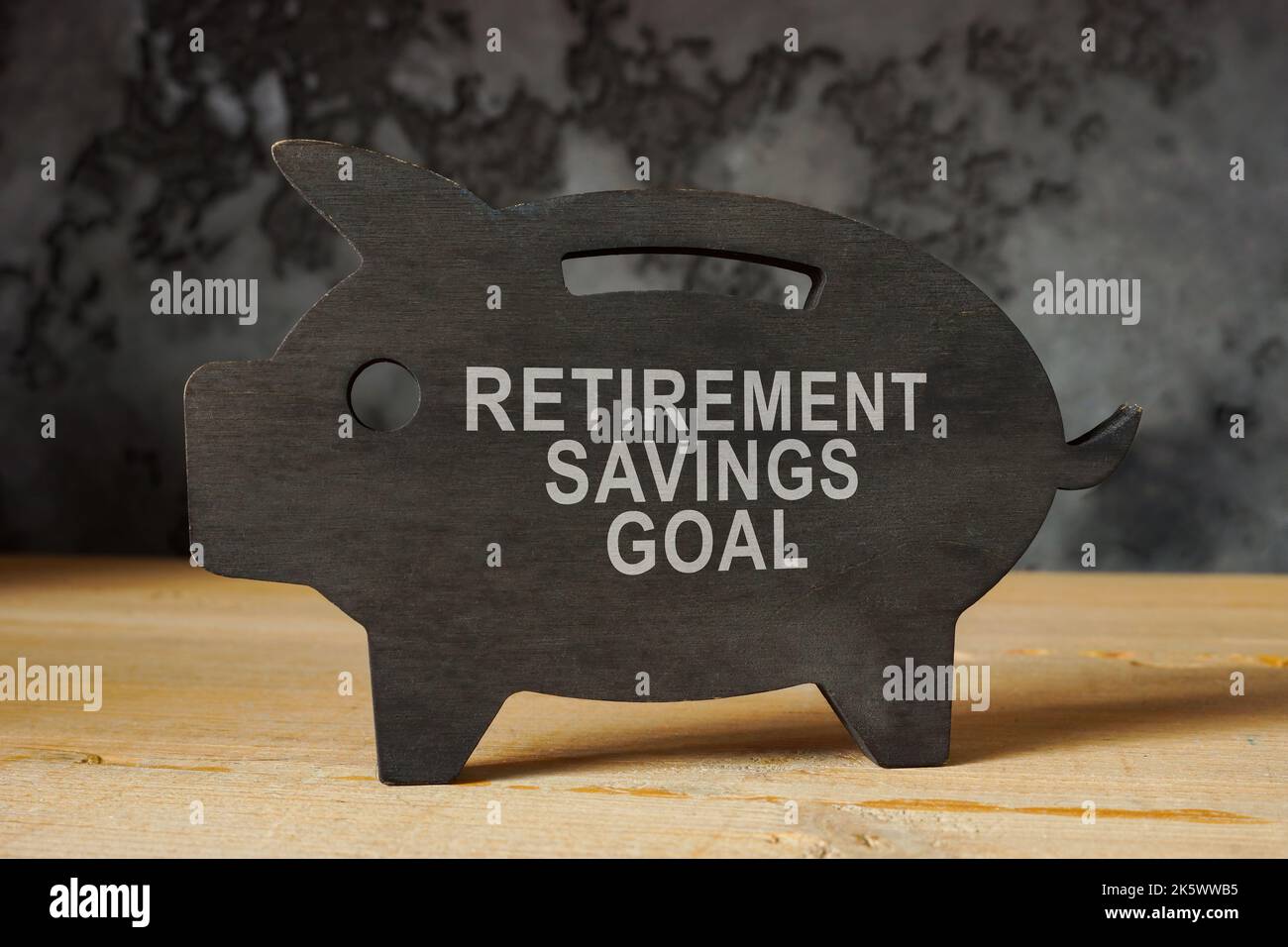 Piggy bank con sign obiettivi di risparmio pensione. Foto Stock