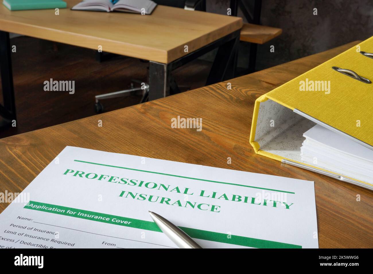 Domanda di assicurazione di responsabilità professionale in ufficio. Foto Stock