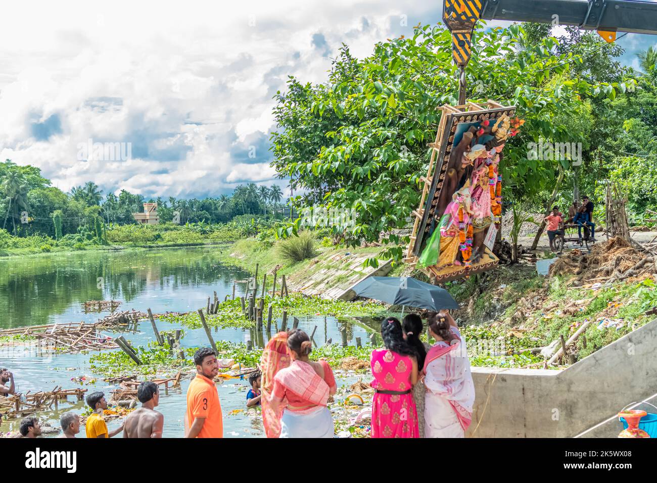 Inquinamento del fiume Ganges i guai aumentano con la conclusione di Durga Idol Immersion Foto Stock