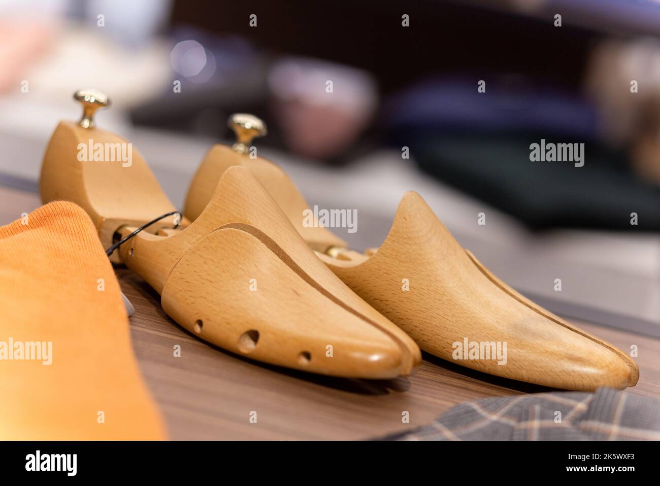 Nuove forme di scarpe in legno o stampo per la realizzazione di scarpe su uno scaffale in scarpe uomo boutique. Foto Stock