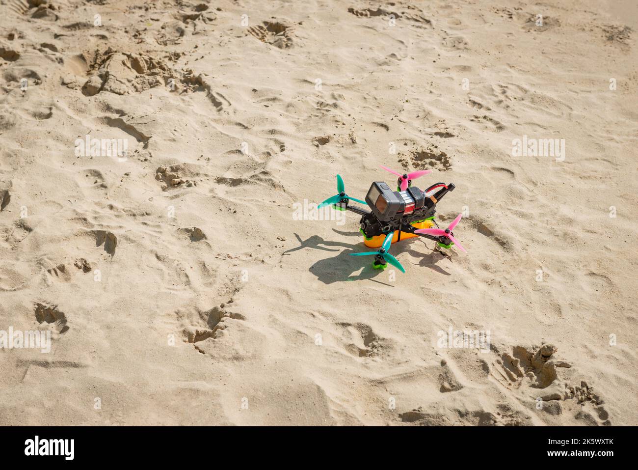 FPV drone prima persona spiaggia vista sabbia pronto ascensore off Foto Stock