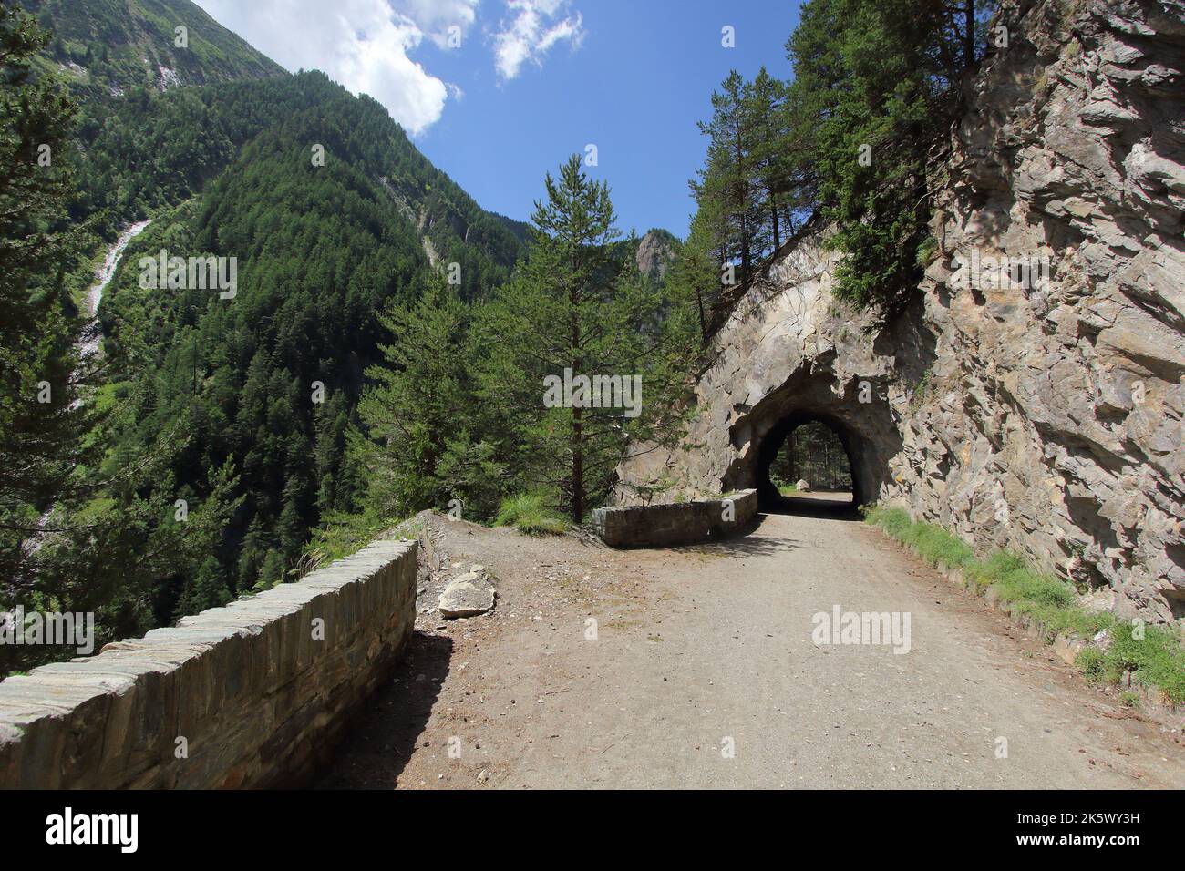 Strada delle gole di Twingi (Ausserbinn–Binn) nella montagna delle Alpi, Binn, Binntal, nel cantone del Vallese in Svizzera Foto Stock
