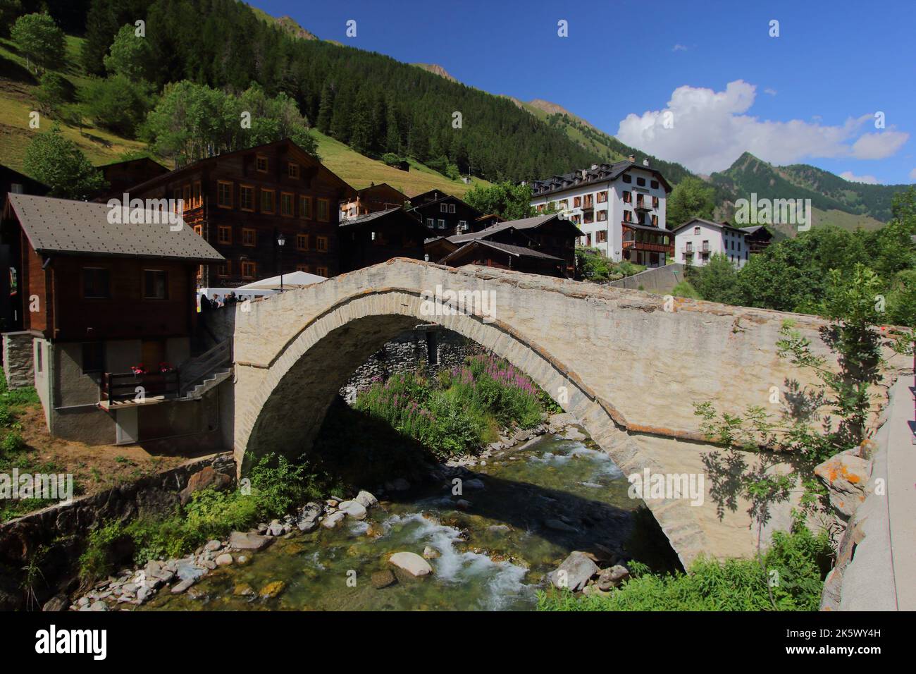 Il vecchio ponte di pietra, il Bogenbrücke (ponte di Binn) attraverso il fiume Binna nel quartiere di Goms nel cantone del Vallese in Svizzera Foto Stock